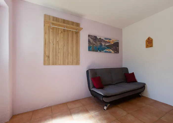 Bright Flat Close To The Area 아파트